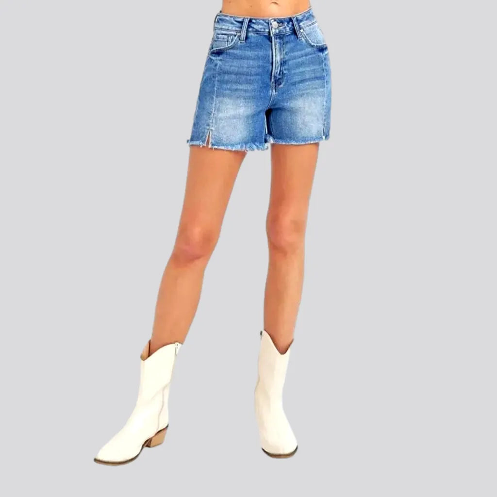 Lively And Youthful High-waist light-wash denim shorts